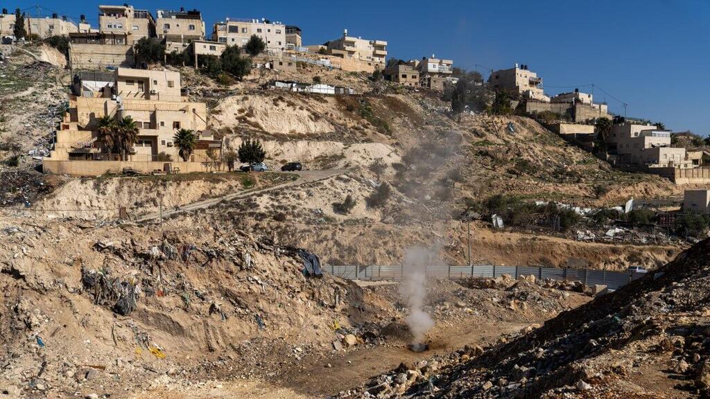 עשן סמוך לבתי תושבים