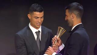 כריסטיאנו רונאלדו מעניק לנובאק ג'וקוביץ' את תואר "גלוב ספורט"