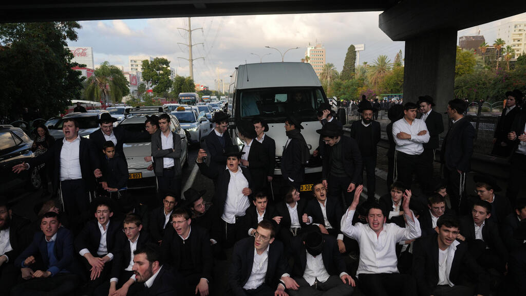 הפגנת חרדים בכביש 4