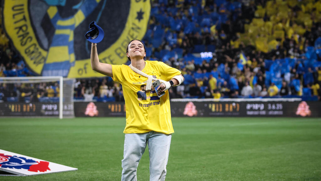 לפני פתיחת המשחק בין מכבי תל אביב להפועל חיפה התקיים טקס מרגש לכבוד אמילי דמארי, שורדת השבי ואוהדת צהובה. הקהל קיבל אותה באהבה וחיבוק גדול של הזדהות ותמיכה, ווינר שוט