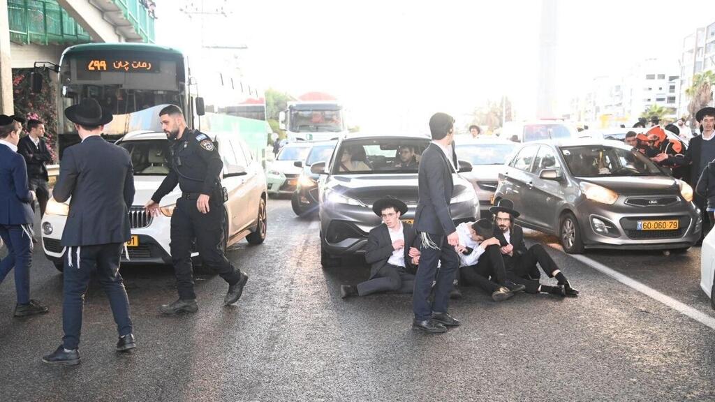Демонстрация на шоссе № 4 (Фото: Яир Саги) הפגנת חרדים קיצוניים בכביש 4, בני ברק