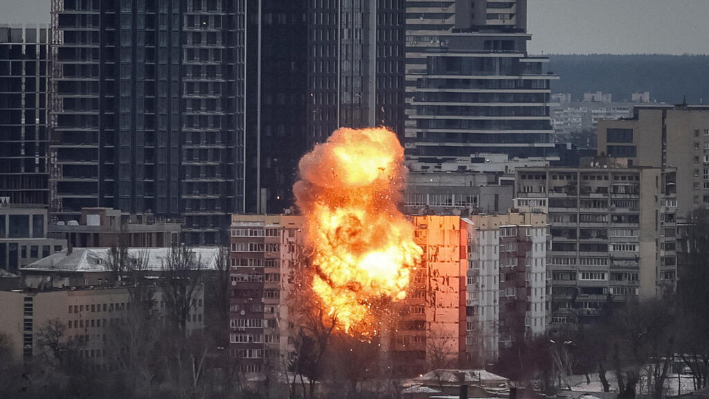 פגיעת כטב"ם של רוסיה בבניין ב קייב אוקראינה 27 בדצמבר