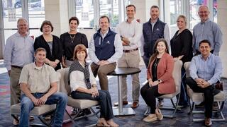 ווקר במרכז ועובדי Fibrebond 