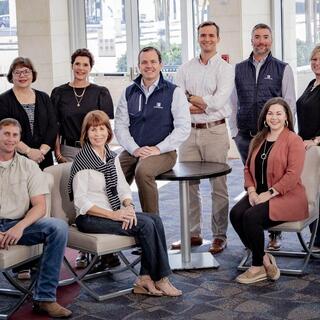 ווקר במרכז ועובדי Fibrebond 