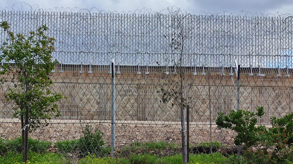 The security fence in the Hefer Valley (Photo: Lior Sharon) גדר ההפרדה