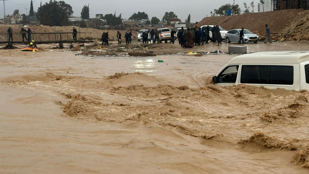 Спасение семьи на шоссе № 80 (Фото: Служба пожарной охраны Южного округа) חילוץ בכביש 80