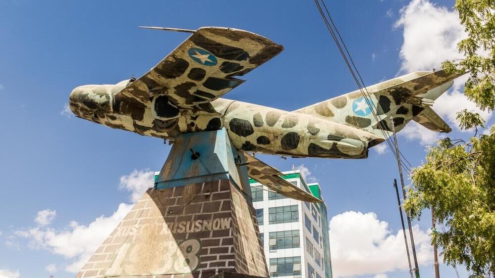 אנדרטת המטוס במרכז הרגייסה, סומלילנד