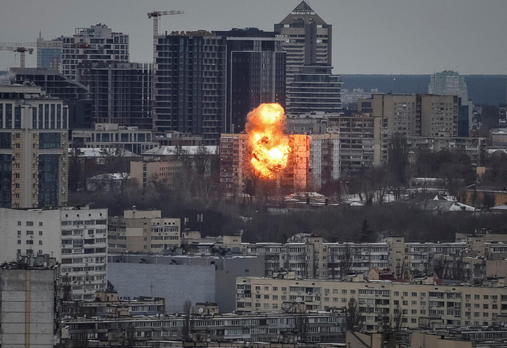 Russian drone strike hits a building in Kyiv (Photo: Reuters/Gleb Garanich) פגיעת כטב"ם של רוסיה בבניין ב קייב אוקראינה 27 בדצמבר