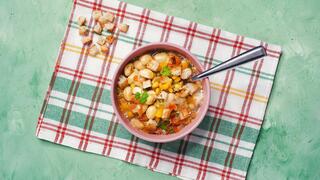 מרק שעועית לימה וירקות שורש