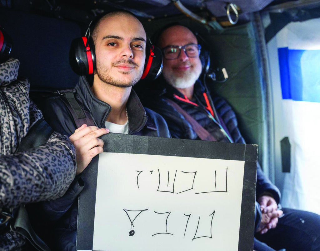 עומר עם אביו ביום השחרור מהשבי