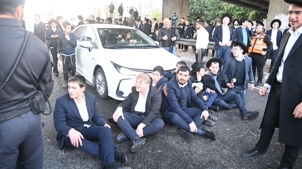 Демонстрация на шоссе № 4 (Фото: Яир Саги) הפגנת חרדים קיצוניים בכביש 4, בני ברק