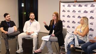 בת שבע משה (במרכז)