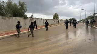 מאות שוטרים מכתרים את היישוב הבדואי תראבין