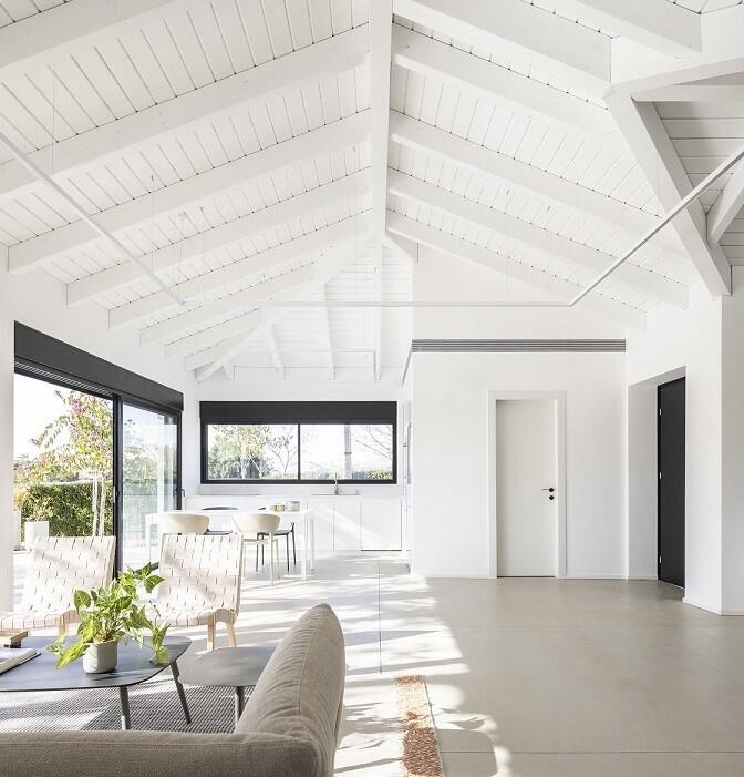 A large door in a large space (Photo: Amit Geron) עיצוב: רז מלמד, דלת רב בריח