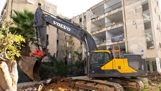 הריסת מבנים ישנים במסגרת התחדשות עירונית ברחוב אלתרמן בתל אביב