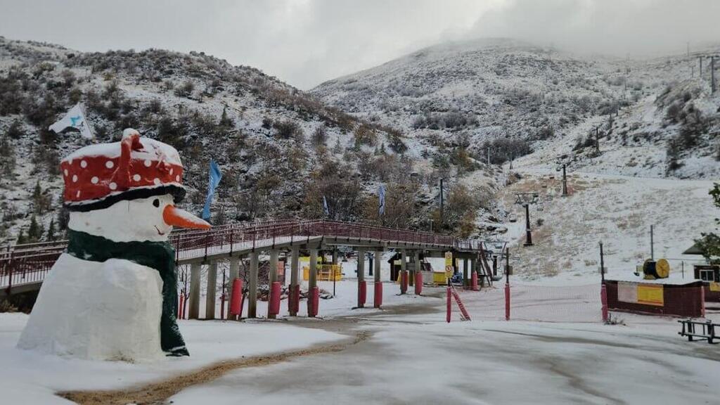 Снег на горе Хермон (Фото: пресс-служба комплекса Хермон) המפלס התחתון באתר החרמון, טמפ' 0 מעלות