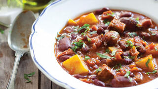 נזיד שעועית ובשר ביין אדום וחוויאג'