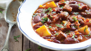 נזיד שעועית ובשר ביין אדום וחוויאג'