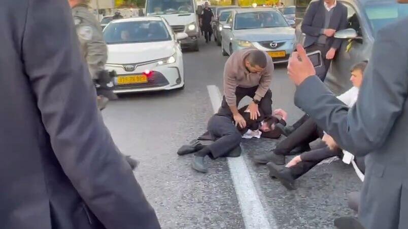 Ортодоксы блокируют шоссе № 4 в районе Бней-Брака (Фото: Рои Рубинштейн) הפגנת חרדים קיצוניים בכביש 4, בני ברק