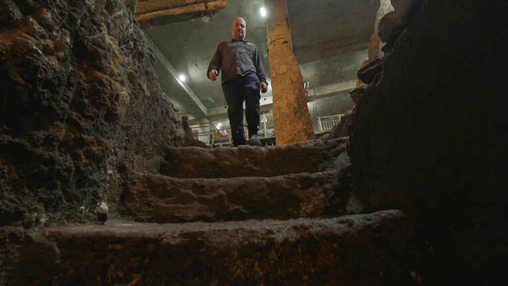 ארבע מדרגות הובילו לתוך המקווה הקדום