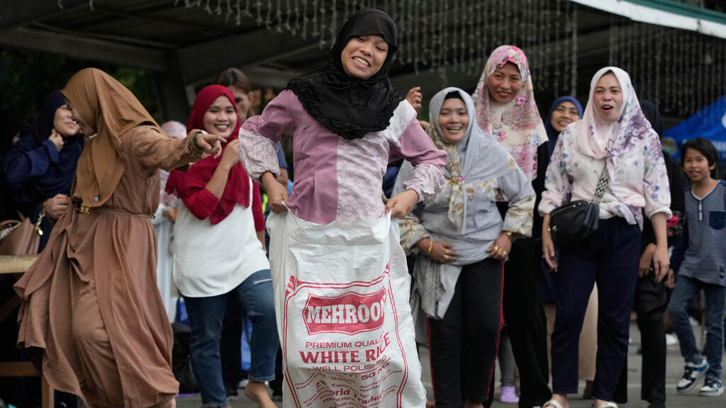 נשים מוסלמיות במהלך מרוץ בשקים במסגרת חגיגות עיד אל-פיטר בפארק בעיר קזון, הפיליפינים, 31 במרץ 2025