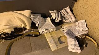 תפילין, סידורים וטלית שהושחתו מחוץ לבית הכנסת בגבעתיים