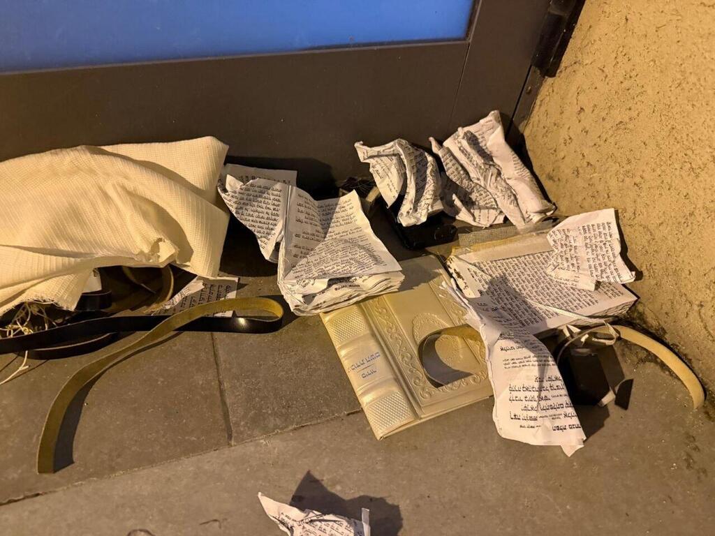 תפילין, סידורים וטלית שהושחתו מחוץ לבית הכנסת בגבעתיים