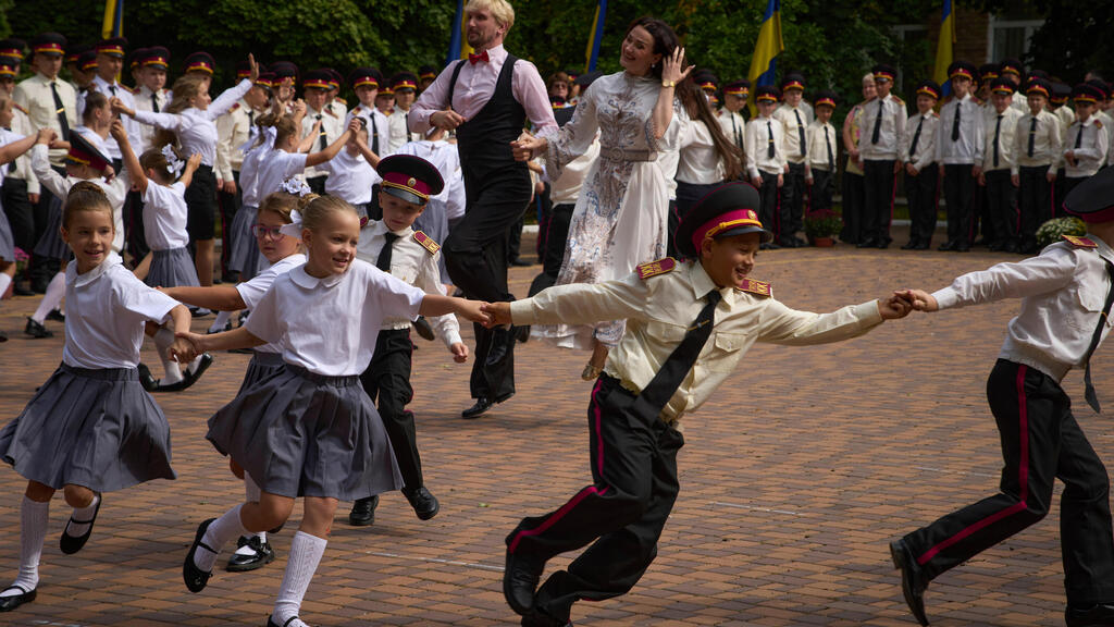 תלמידות וקצינים-צוערים רוקדים במהלך חזרה לטקס פתיחת שנת הלימודים ביום הראשון בבית ספר תיכון צבאי (ליציאום לקצינים) בקייב, 1 בספטמבר 2025.