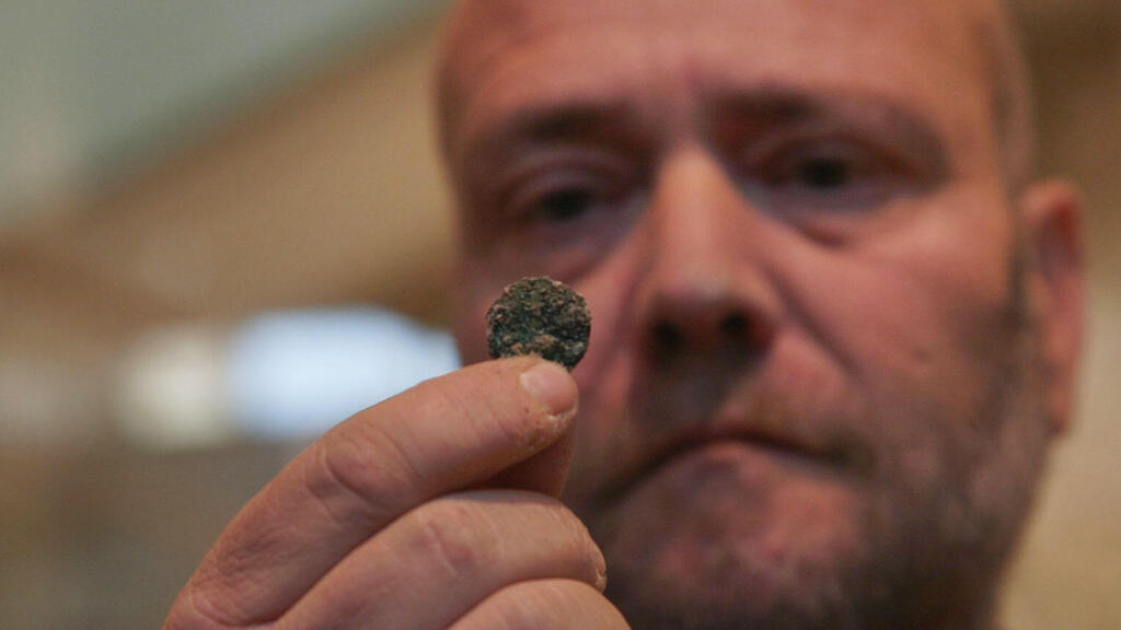 מטבע שהתגלה בחפירה