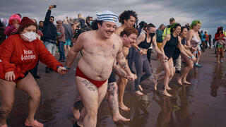 חוגגים נכנסים למים הקרים במהלך אירוע “טבילת דוב הקוטב” השנתי ביום השנה החדשה, 1 בינואר 2025, בניו יורק.