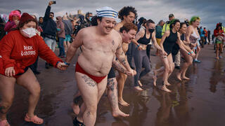 חוגגים נכנסים למים הקרים במהלך אירוע “טבילת דוב הקוטב” השנתי ביום השנה החדשה, 1 בינואר 2025, בניו יורק.