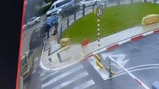 תיעוד: גניבת הרכב היום בביה״ח הלל יפה והשתלטות על הגנב ע"י מאבטחי בית החולים ושוטרי תחנת חדרה