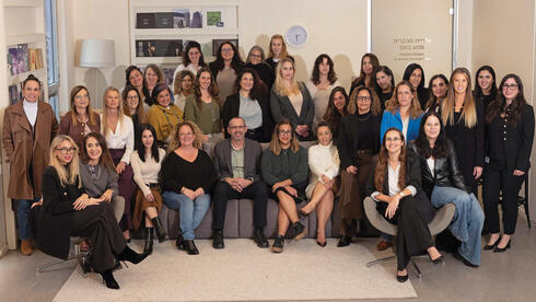 הצוות הנשי של שיכון ובינוי נדל"ן עם המנכ"ל אבישי קימלדורף