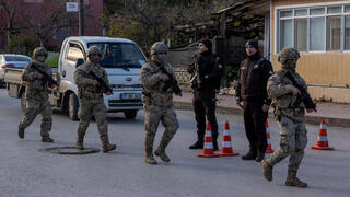 טורקיה מבצע מעצרים נגד דאעש פשיטה על בית ב יאלובה