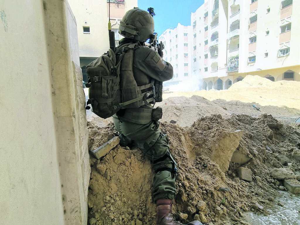Maglan forces operating in the Hamad neighborhood of Khan Younis, 2024 (Photo: Yoav Keren) מגלן פועלים בשכונת חמד בחאן־יונס, 2024