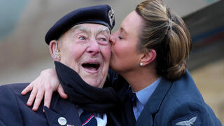 הנרי רייס, ותיק נורמנדי בן 98, מקבל נשיקה מקייטי אשבי, מייסדת והסולנית הראשית של להקת D-Day Darlings, עם פתיחת ספירת 80 הימים לקראת יום הניצחון באירופה (VE Day 80) ביוזמת SSAFA – עמותת הכוחות המזוינים הוותיקה ביותר בבריטניה – באולם רויאל אלברט הול בלונדון, 17 בפברואר 2025.