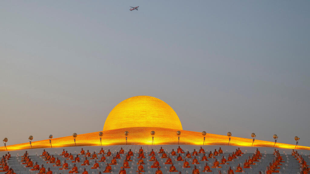 בני העם הילידי איימרה נזירים בודהיסטים תאילנדים מתפללים כשהם מתכנסים במקדש ואט דהמקאיה להשתתפות בטקסי יום מקהא בוצ’ה, במחוז פתום תאני, תאילנד, 12 בפברואר 2025.את ידיהם כדי לקלוט את קרני השמש הראשונות במסגרת חגיגות ראש השנה האנדי 5533, המציין את יום ההיפוך החורפי בחצי הכדור הדרומי, באל אלטו, בוליביה, 21 ביוני 2025.