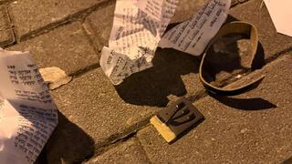 תפילין וסידורים שהושחתו מחוץ לבית הכנסת בגבעתיים