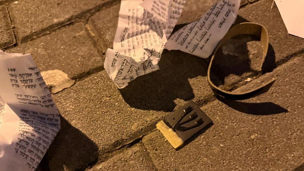 תפילין וסידורים שהושחתו מחוץ לבית הכנסת בגבעתיים