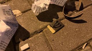 תפילין וסידורים שהושחתו מחוץ לבית הכנסת בגבעתיים