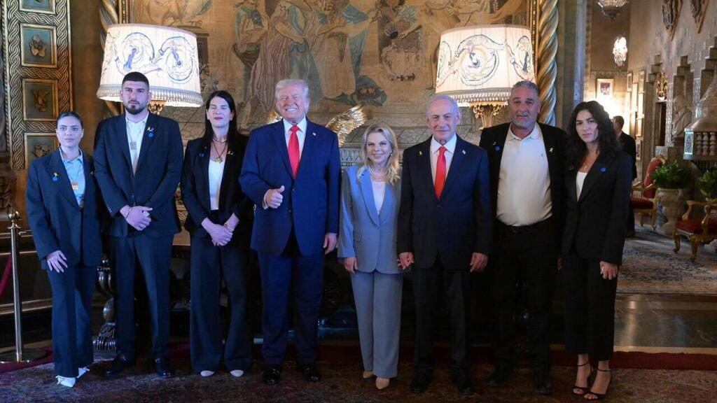 ראש הממשלה בנימין נתניהו ורעייתו שרה נתניהו יחד עם נשיא ארה״ב דונלד טראמפ במפגש עם משפחתו של החלל החטוף, רס״ר רן גואילי ז״ל.