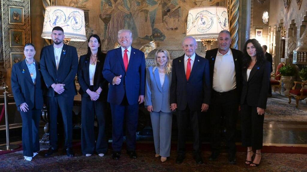 The Gvili family with Trump, last month (Photo: Amos Ben Gershom) ראש הממשלה בנימין נתניהו ורעייתו שרה נתניהו יחד עם נשיא ארה״ב דונלד טראמפ במפגש עם משפחתו של החלל החטוף, רס״ר רן גואילי ז״ל.