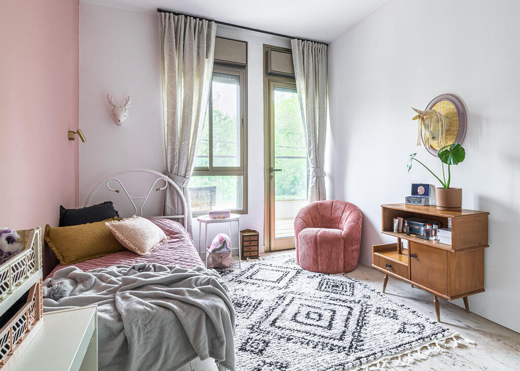 A low-budget room with vintage furniture from grandparents. Design: Hila Bronstein (Photo: Amir Erlich) חדר ילדים בתקציב נמוך, כולל רהיטי ונטג' מסבתא וסבא. עיצוב: הילה ברונשטיין