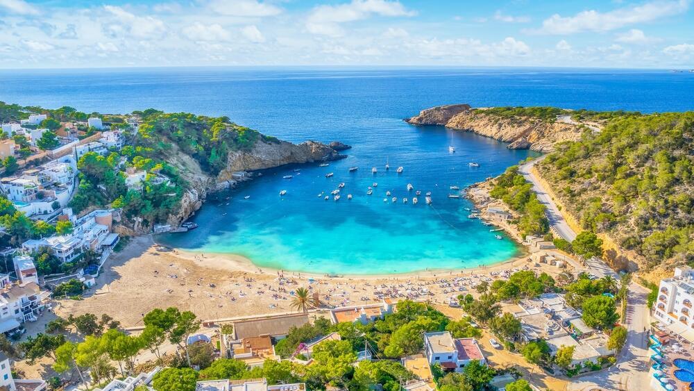 Ibiza (Photo: Balate Dorin / Shutterstock) איביזה. לא רק מסיבות, גם חופים שווים
