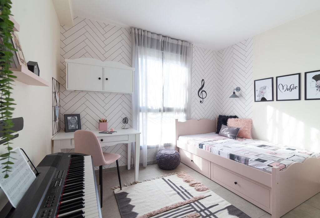 A wooden bed is often healthier than an upholstered bed. Furniture: House In. Design: Lilach Halevi (Photo: Noya Shiloni-Haviv) ריהוט בחדר הילדים: האוס אין, עיצוב: לילך הלוי