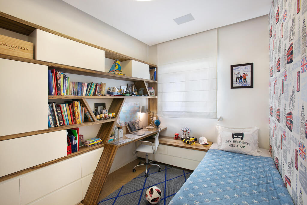 A boy’s room with functional custom carpentry, by Meital Shomer (Photo: dimitri pistrov) חדר ילד עם תכנון נגרות פונקצינלית. עיצוב: מיטל שומר