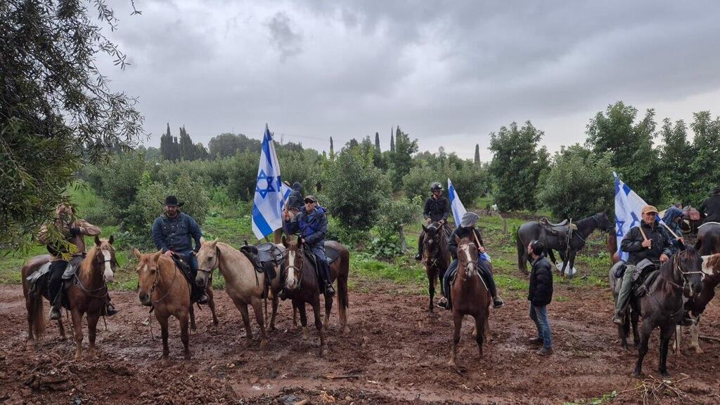 Horse riders who came to escort Aviv Maor on her final journey (Photo: Nachum Segal) הלווייתה של אביב מאור ז"ל שנרצחה בפיגוע בתל יוסף