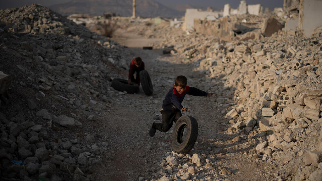 ילדים משחקים כשהם מוקפים בהריסות באזור בתים שנהרסו כליל במהלך מלחמת האזרחים, בשכונת אל-עסאלי בדמשק, סוריה, 6 בינואר 2025.