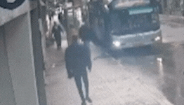 מרפסת קרסה בת"א, גבר נפצע: "ירד מהאוטובוס ונפגע"