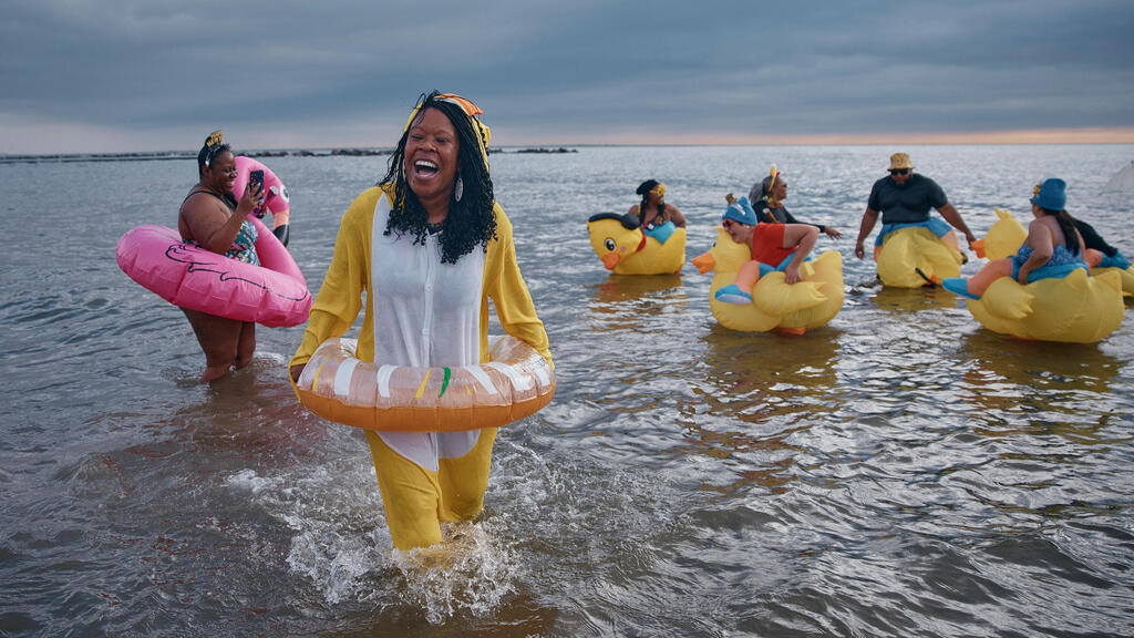 חוגגים מחופשים נכנסים למים הקרים במהלך אירוע “טבילת דוב הקוטב” השנתי ביום השנה החדשה, 1 בינואר 2025, בניו יורק.